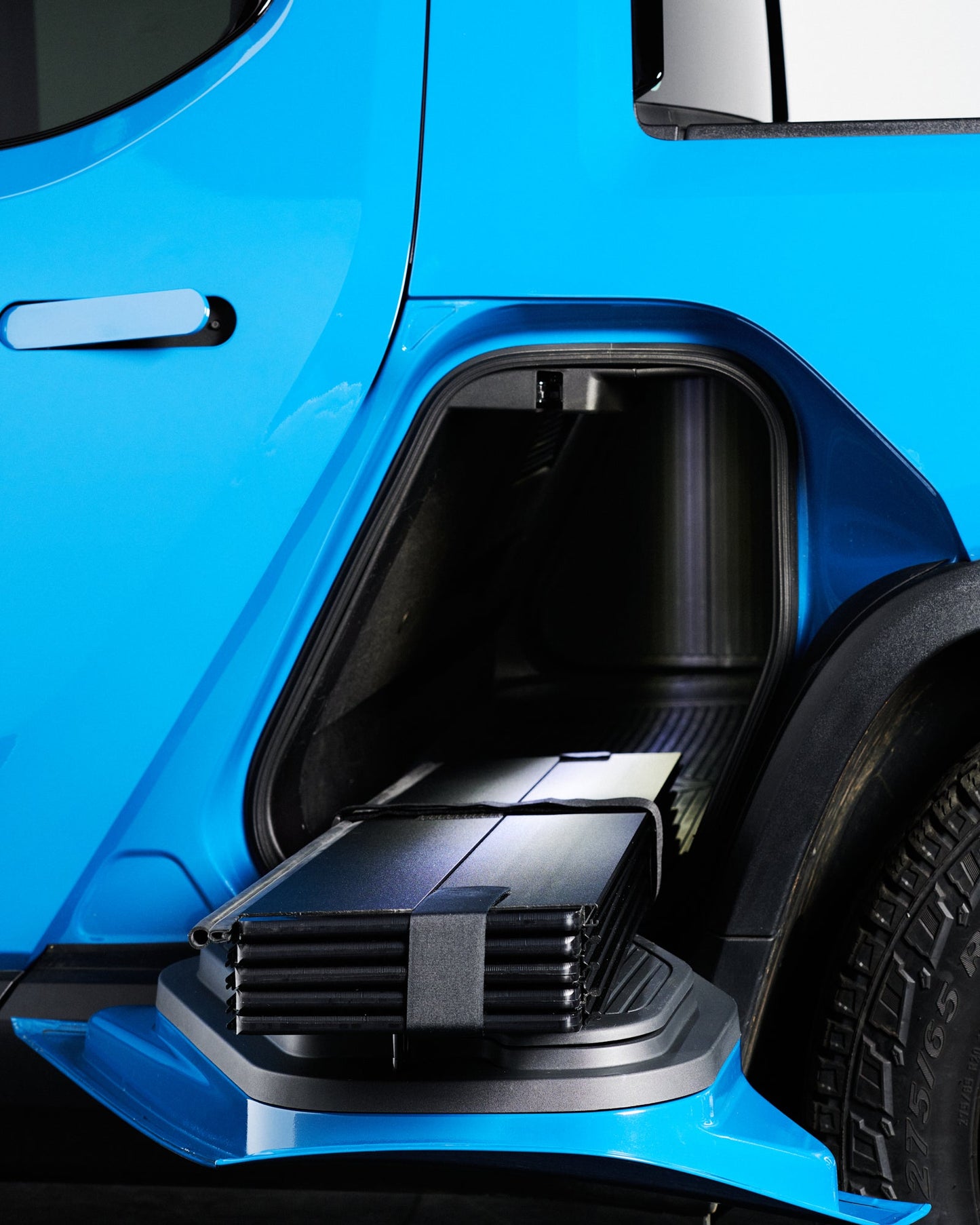 Interrobang Manual Tonneau Cover for the Rivian R1T