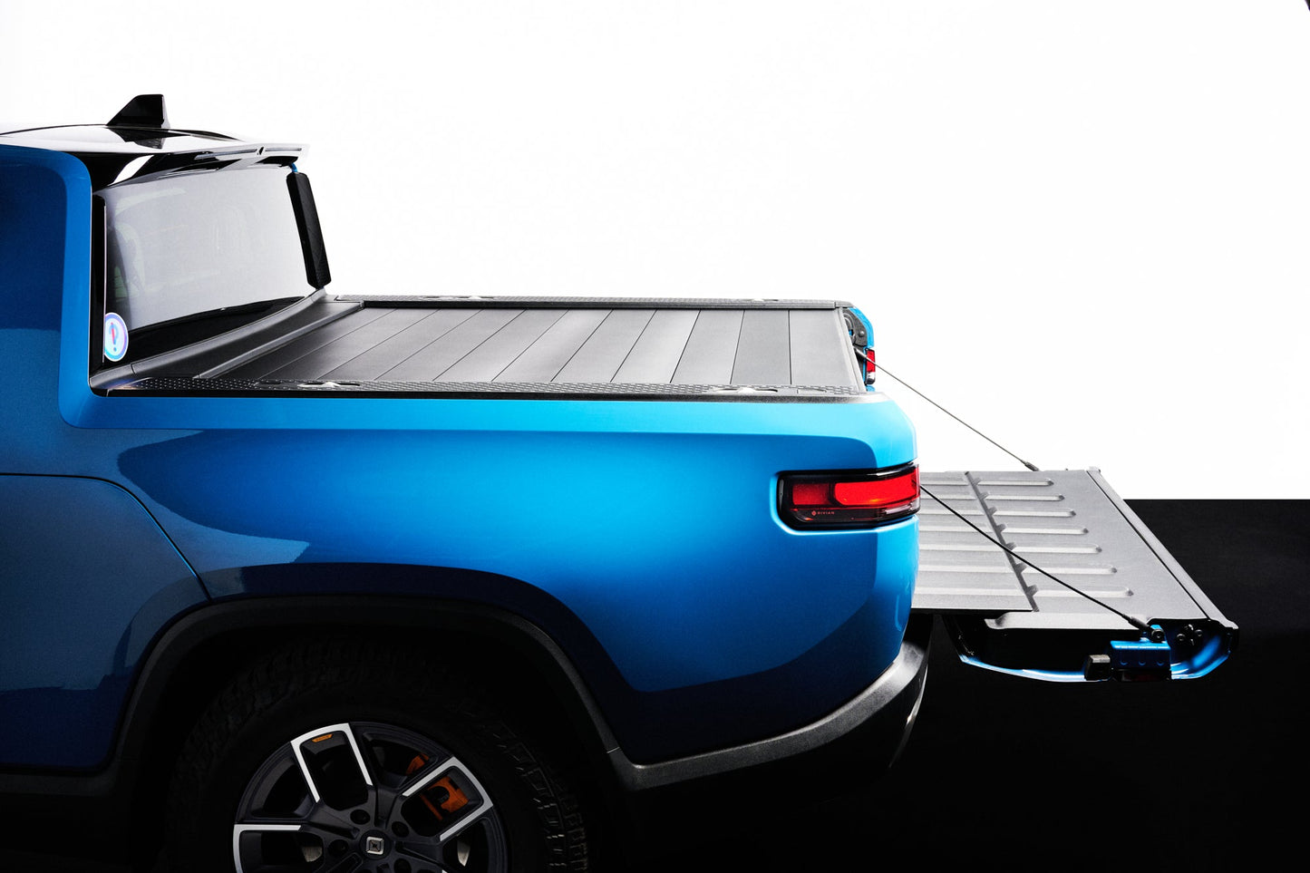 Interrobang Manual Tonneau Cover for the Rivian R1T
